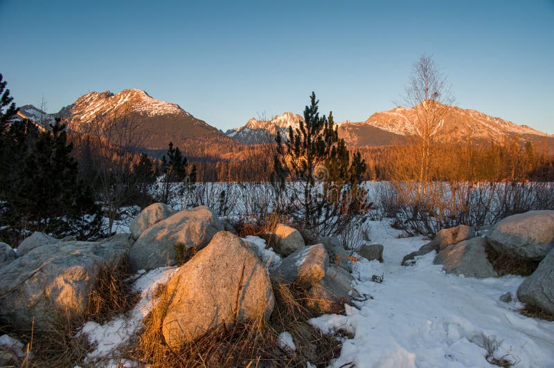 Zimná krajina zamrznutého horského jazera za mrazivého slnečného dňa. Lokalita Štrbské pleso, Vysoké Tatry, Slovensko