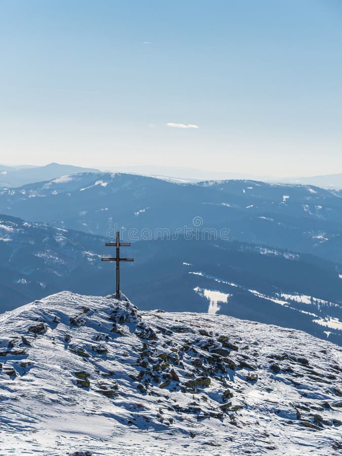 Zimná krajina v horách na Slovensku s krížom