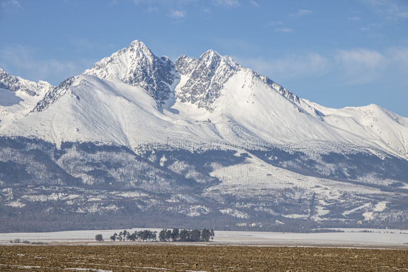 Zimná krajina v slovenských horách - Slovenské Tatry.