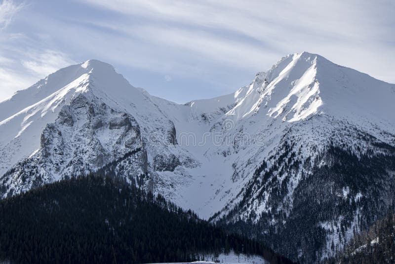 Zimná krajina v slovenských horách - Slovenské Tatry.