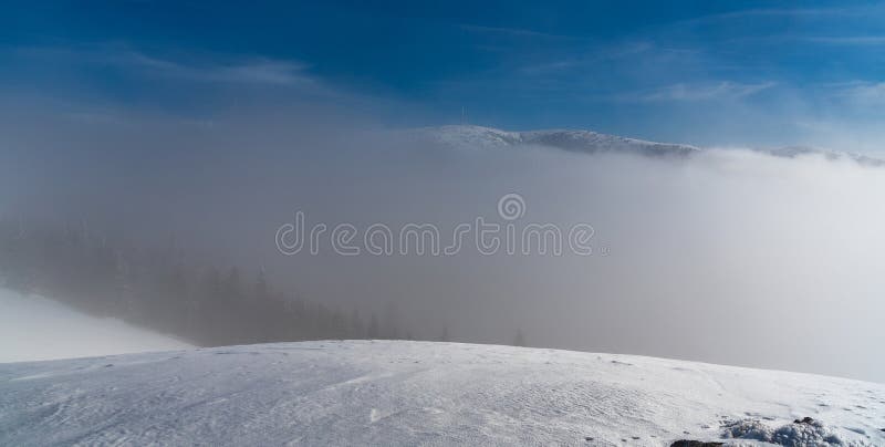 Zima na Martinských holiach v Malej Fatre - vrcholy vrchov Veľká lúka a Krizava nad oblakmi z vrcholu Skalka v