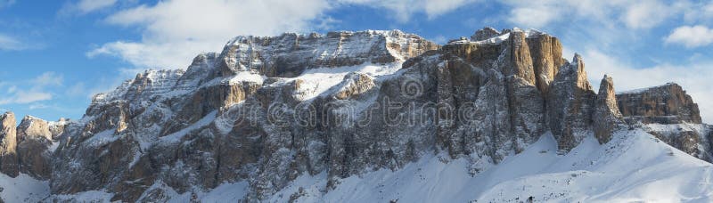 Zimná panoráma z Masívu Sella v Dolomitoch v Taliansku.