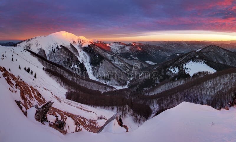 Zimní hory krajina při východu slunce, panorama