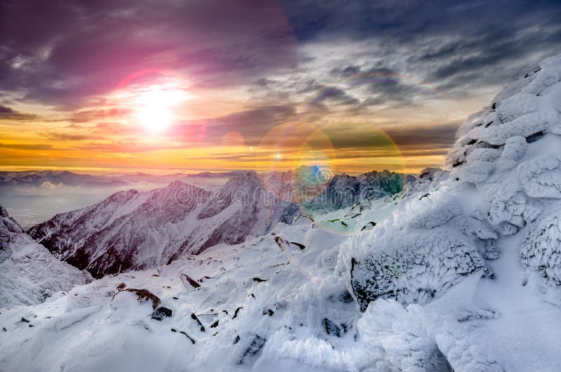 Zimní hory scénický výhled se zmrzlým sněhem a námrazou