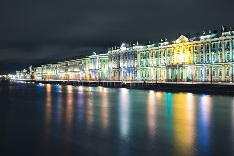 Vista del Palazzo d'Inverno del Palazzo ponte sul fiume Neva durante le notti bianche a San Pietroburgo.