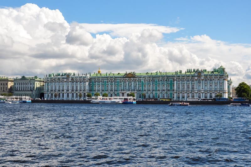 Winter-Palast-Einsiedlereimuseum und Neva-Fluss, St Petersburg, Russland stockbilder Winter-Palast-Einsiedlereimuseum und Neva-Fluss, St Petersburg, Russland stockbilder