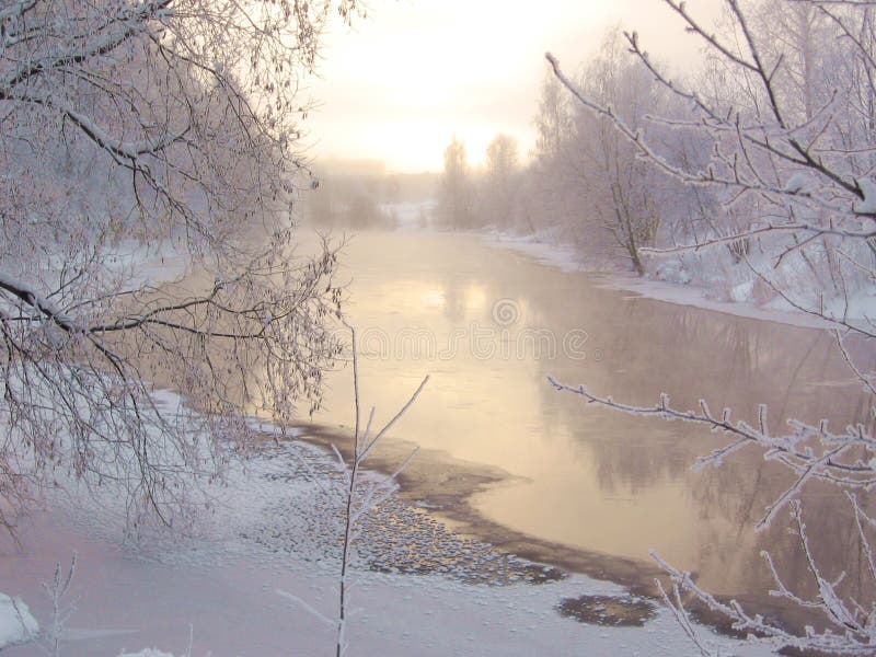 Bella mezzogiorno in un freddo giorno d'inverno, in prossimità del circolo polare artico, in Finlandia.