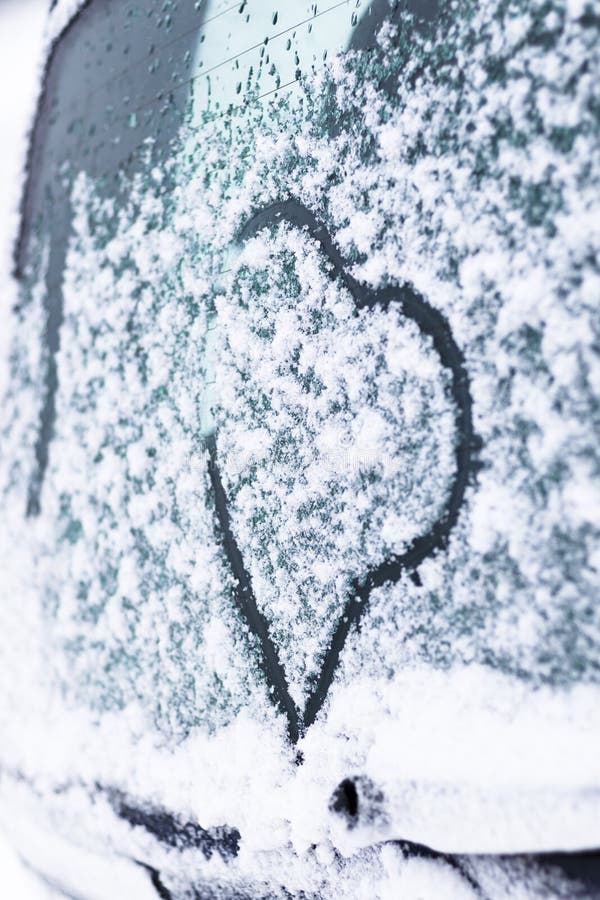 Winter, Schnee, kalt auf dem gemalten Glasherzen des Autos tont lizenzfreie stockbilder Winter, Schnee, kalt auf dem gemalten Glasherzen des Autos tont lizenzfreie stockbilder