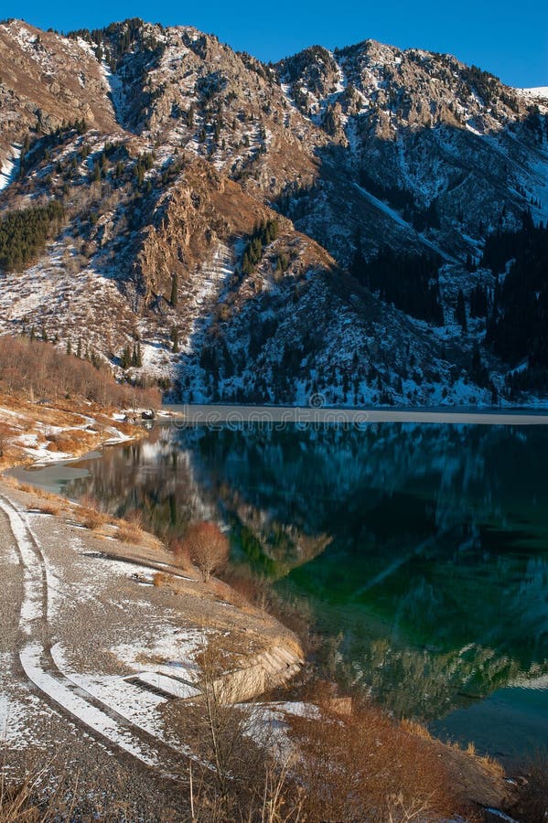Winter Seeszene mit schöner Reflexion lizenzfreie stockfotografie Winter Seeszene mit schöner Reflexion lizenzfreie stockfotografie
