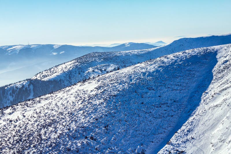 Zimná zasnežená krajina na horách počas slnečného dňa