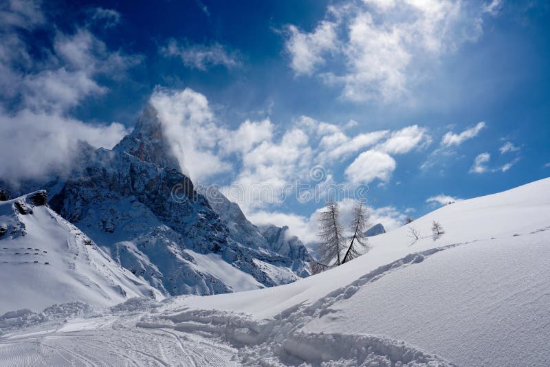 Winter van de het Landschapszon van de sneeuw de Piekberg royalty-vrije stock afbeeldingen Winter van de het Landschapszon van de sneeuw de Piekberg royalty-vrije stock afbeeldingen