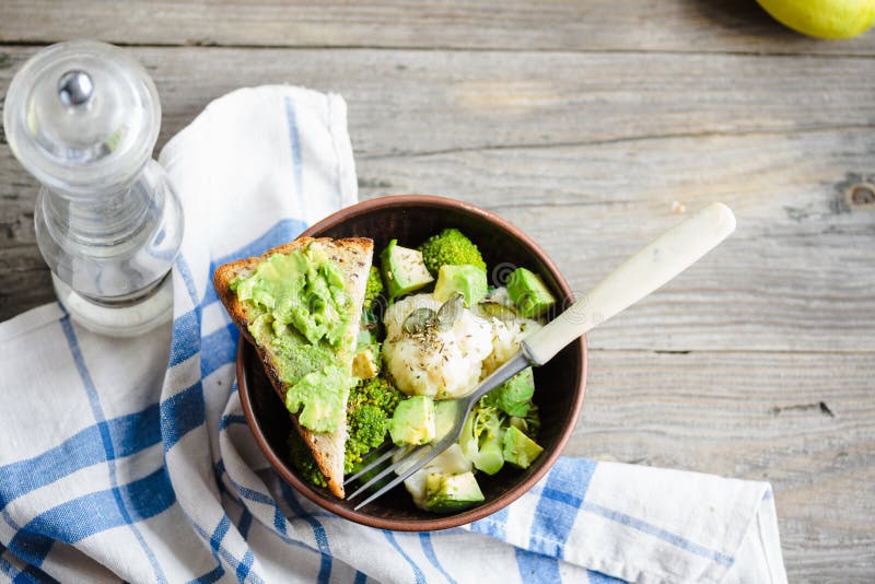 Winter Vegetable Salad with Broccoli and Cauliflower, Toast with Stock