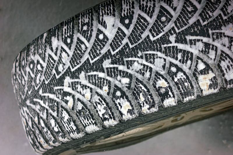 Winter verzierter Reifen auf einem Auto mit dem Haften der Schneenahaufnahme stockbilder Winter verzierter Reifen auf einem Auto mit dem Haften der Schneenahaufnahme stockbilder