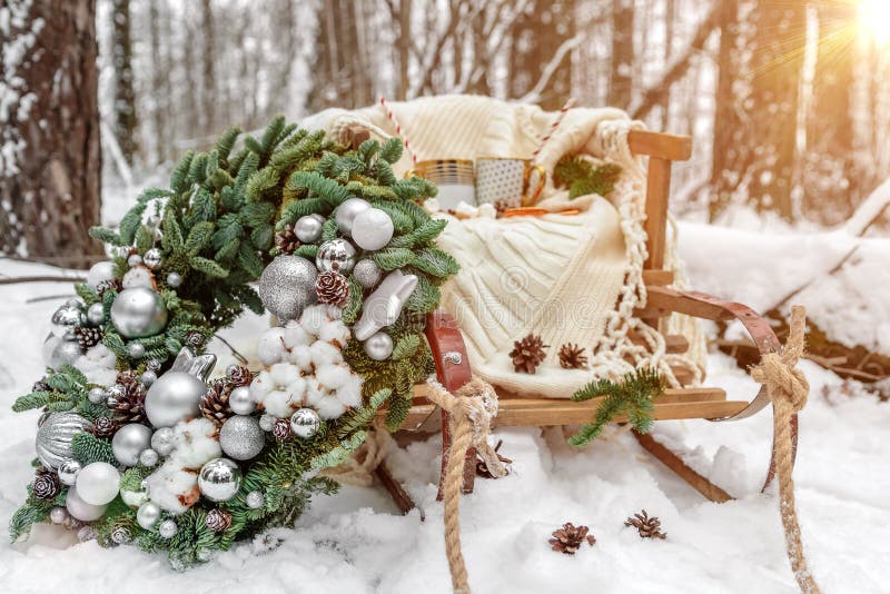 Winter Weihnachtsdekoration im Wald Alte Weinberge Schlitten und grüner Kranz von Tannenästen mit Tannen im Schnee. stockfotografie Winter Weihnachtsdekoration im Wald Alte Weinberge Schlitten und grüner Kranz von Tannenästen mit Tannen im Schnee. stockfotografie