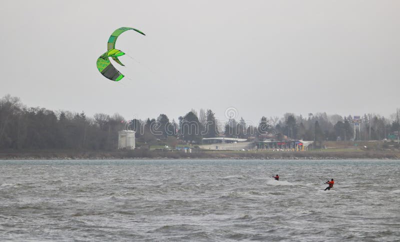 Winter-Windsurfen im weißen Felsen lizenzfreie stockfotografie Winter-Windsurfen im weißen Felsen lizenzfreie stockfotografie
