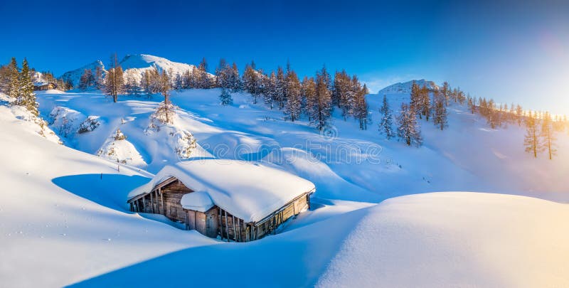 Panorámico de hermoso montana con nieve limitado montana cabina en Alpes en dorado la luz sobre el atardecer.