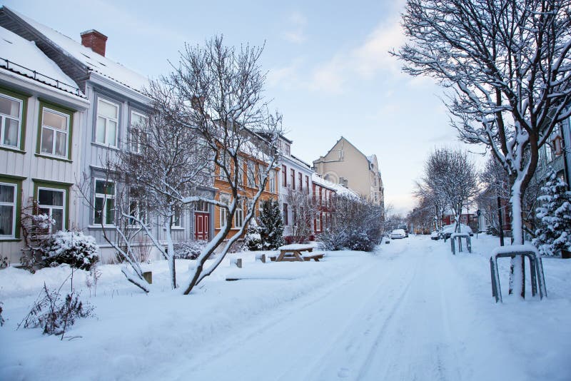 Winteransicht der Straße in Trondheim-Stadt Norwegen lizenzfreies stockbild Winteransicht der Straße in Trondheim-Stadt Norwegen lizenzfreies stockbild