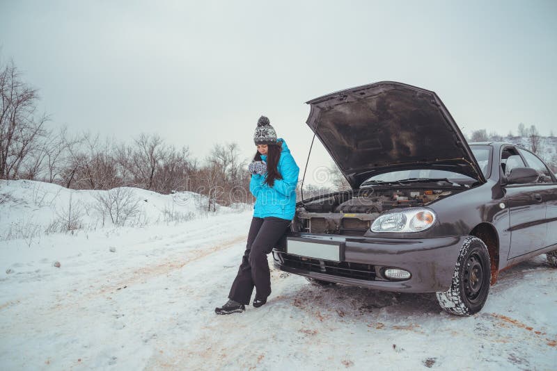 Winterautozusammenbruch - Frauenrufung um Hilfe, Straßenunterstützung stockfoto Winterautozusammenbruch - Frauenrufung um Hilfe, Straßenunterstützung stockfoto