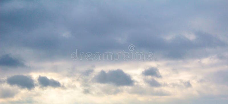 Wintergrijze blauwe hemel bij zonsondergang en zonsopgang stock foto Wintergrijze blauwe hemel bij zonsondergang en zonsopgang stock foto