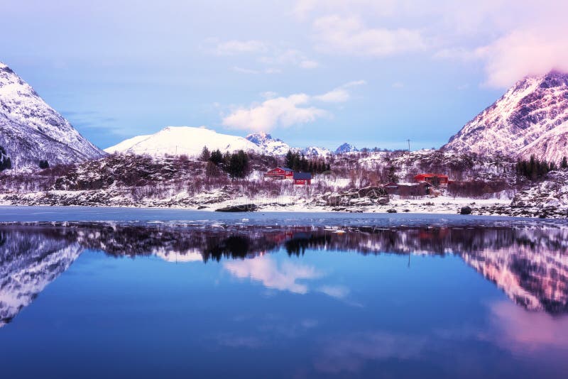 Winterlandschaft - Berge, See mit Reflexion im Wasser bei Sonnenuntergang, Lofoten-Inseln, Norwegen lizenzfreie stockbilder Winterlandschaft - Berge, See mit Reflexion im Wasser bei Sonnenuntergang, Lofoten-Inseln, Norwegen lizenzfreie stockbilder