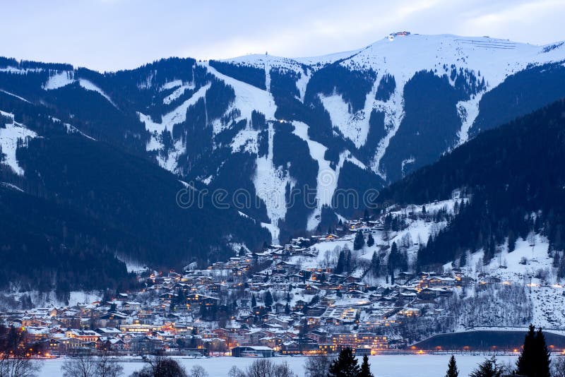 Winterpanorama von Zell morgens sehen Stadt mit den Skisteigungen und -bergen, die im Schnee bedeckt werden Berühmtes Skiort in Ö lizenzfreies stockfoto Winterpanorama von Zell morgens sehen Stadt mit den Skisteigungen und -bergen, die im Schnee bedeckt werden Berühmtes Skiort in Ö lizenzfreies stockfoto