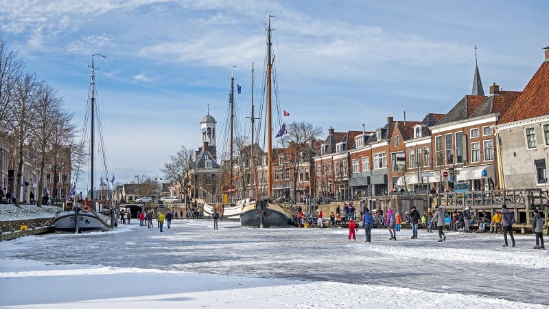 Winterplezier op de kanalen in de stad dokkum in nederland