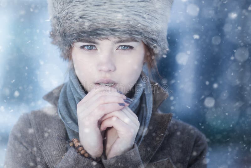 Winterportrait der jungen Frau lizenzfreies stockbild Winterportrait der jungen Frau lizenzfreies stockbild
