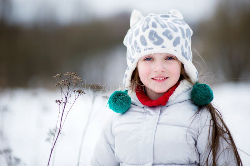 Winterportrait des entzückenden lächelnden Kindmädchens lizenzfreie stockbilder Winterportrait des entzückenden lächelnden Kindmädchens lizenzfreie stockbilder