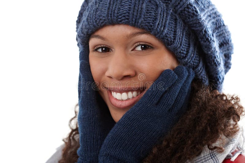 Winterporträt der attraktiven ethnischen Frau lizenzfreies stockbild Winterporträt der attraktiven ethnischen Frau lizenzfreies stockbild