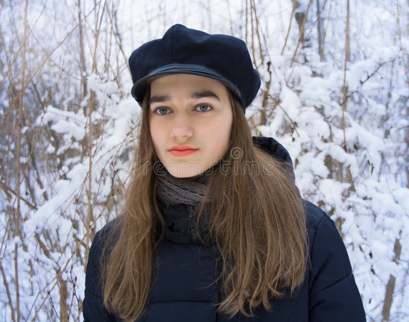 Winterporträt des jugendlich Mädchens im Wald des verschneiten Winters lizenzfreie stockfotografie Winterporträt des jugendlich Mädchens im Wald des verschneiten Winters lizenzfreie stockfotografie