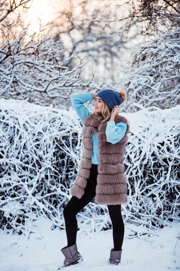 Winterporträt: Junge hübsche Frau gekleidet in warme woolen Kleidung und Hut, die Außenseite aufwirft lizenzfreies stockbild Winterporträt: Junge hübsche Frau gekleidet in warme woolen Kleidung und Hut, die Außenseite aufwirft lizenzfreies stockbild
