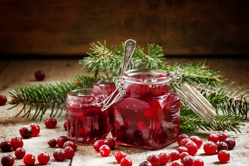 WinterPreiselbeersoße in den Glasgefäßen mit frischen Moosbeeren, Dezember stockfoto