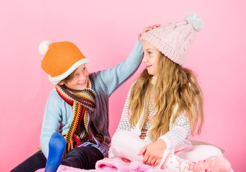 Wintersaisonmode-accessoires und -kleidung Kinder strickten Winterhüte Kinderspielerisches Stimmungsweihnachtsfeiertagsrosa stockbilder Wintersaisonmode-accessoires und -kleidung Kinder strickten Winterhüte Kinderspielerisches Stimmungsweihnachtsfeiertagsrosa stockbilder