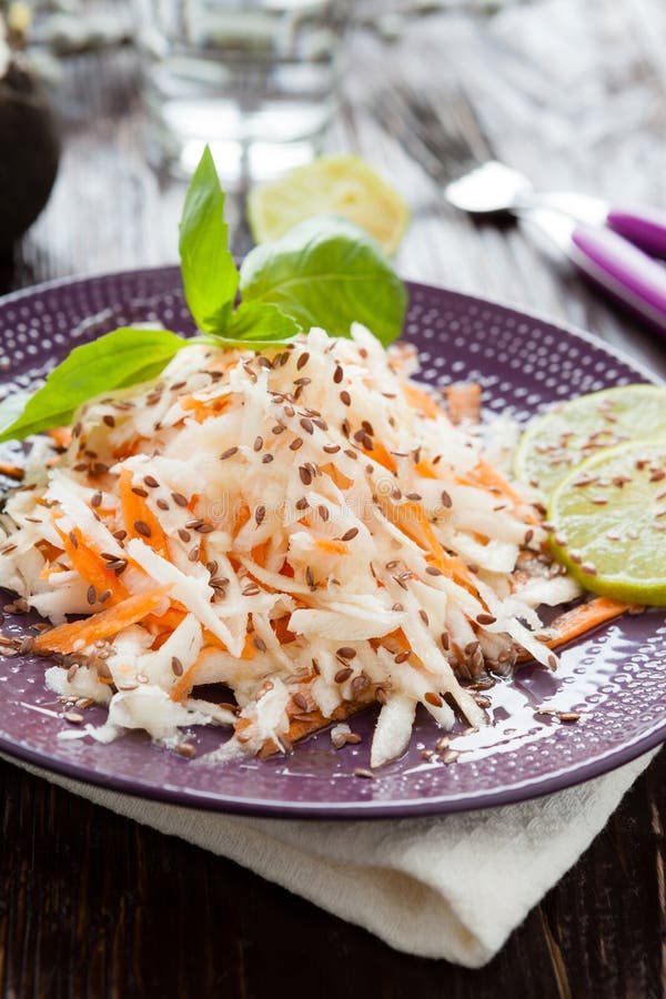 Salat Mit Schwarzem Rettich Und Honig Stockbild - Bild von kalk ...