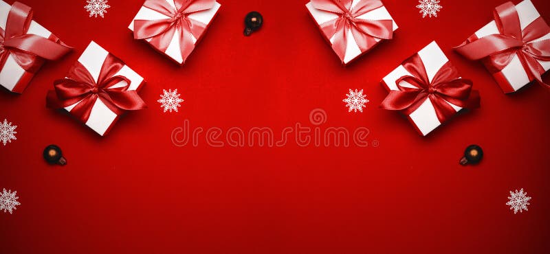 Winterschlussverkauf. Weiß Geschenk mit Scharlachrot Roten Ball Bogens und funkelnde Licht in Weihnachtsdekoration auf rötlichem H lizenzfreies stockfoto