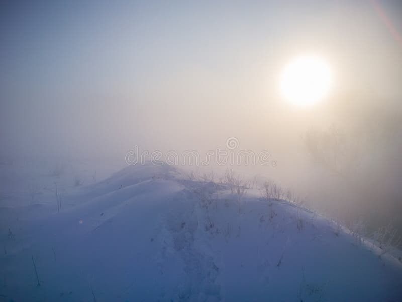 Winterschneehügel mit Abdrücken im tiefen Schnee am nebeligen Morgen stockbilder Winterschneehügel mit Abdrücken im tiefen Schnee am nebeligen Morgen stockbilder