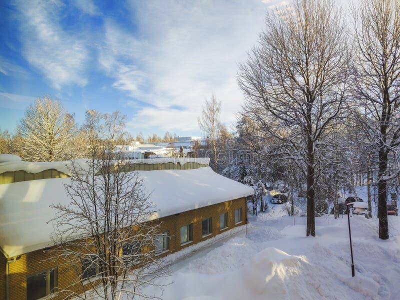 Winterschneelandschaft unter der Wolke füllte blauen Himmel und Schnee belastete Kiefer stockfotografie Winterschneelandschaft unter der Wolke füllte blauen Himmel und Schnee belastete Kiefer stockfotografie