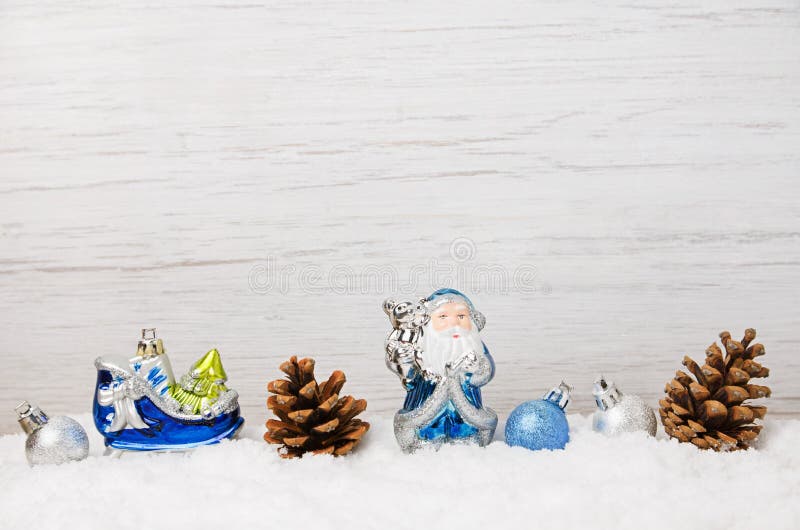 Winterschneeszene mit blauen Weihnachtsdekorationen auf dem Schnee, heller hölzerner Hintergrund lizenzfreies stockfoto Winterschneeszene mit blauen Weihnachtsdekorationen auf dem Schnee, heller hölzerner Hintergrund lizenzfreies stockfoto
