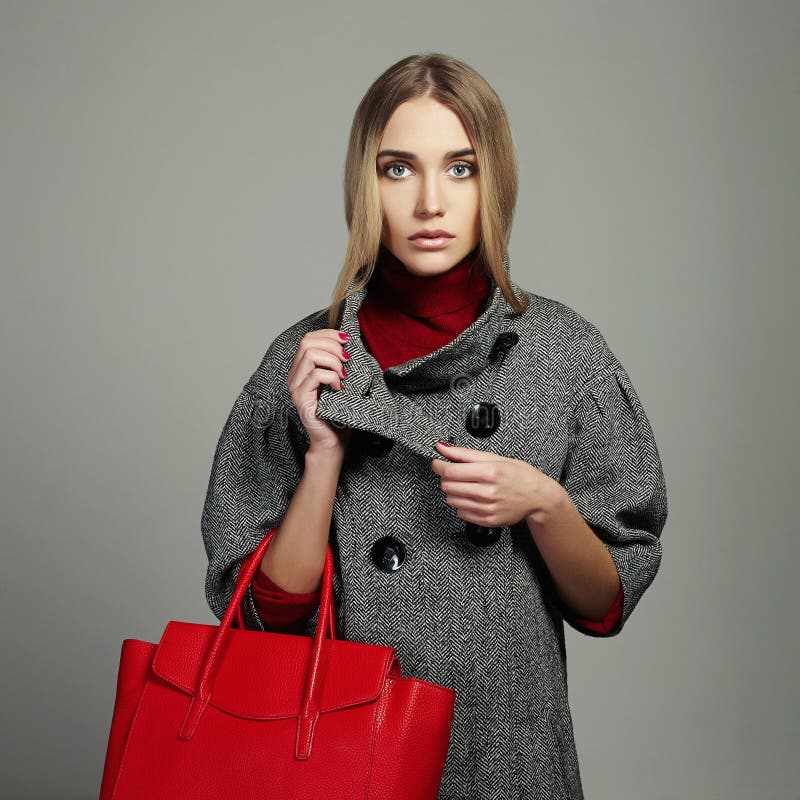 Winterschönheit mit Handtasche Schönheits-Mode-Mädchen im Überzieher stockbilder Winterschönheit mit Handtasche Schönheits-Mode-Mädchen im Überzieher stockbilder