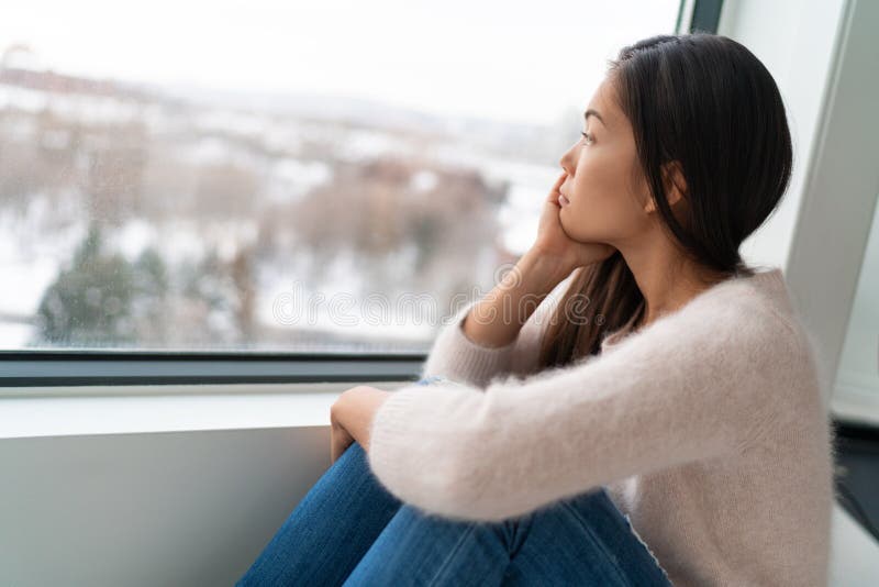 Winterseizoensgebonden affectieve stoornis trieste depressie alleen aziatisch meisje zich eenzaam voelt stress melancholisch