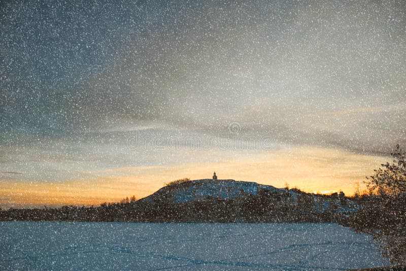 Wintersonnenuntergang mit Schnee lizenzfreies stockfoto Wintersonnenuntergang mit Schnee lizenzfreies stockfoto