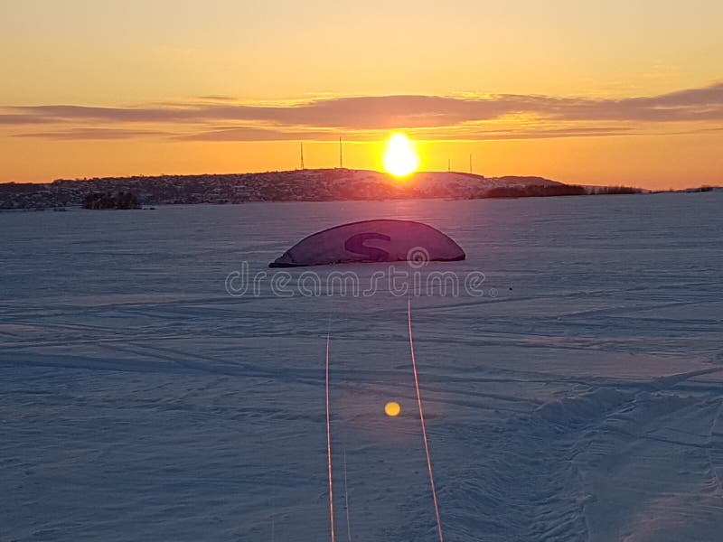 Wintersonnenuntergang, Sonne, Hintergrund, Landschaft, kitesurfing, Drachen, Drachen, Stadt, Skilanglauf, Gelb, Blau, hellblau, S stockfotografie Wintersonnenuntergang, Sonne, Hintergrund, Landschaft, kitesurfing, Drachen, Drachen, Stadt, Skilanglauf, Gelb, Blau, hellblau, S stockfotografie