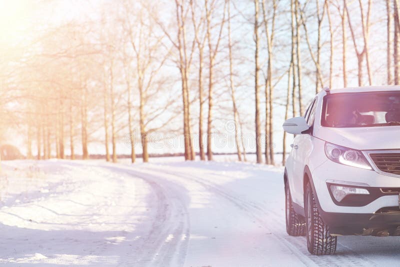 Winterstraße und ein Auto stockfoto Winterstraße und ein Auto stockfoto