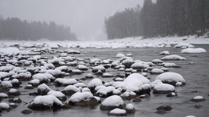 Winterszene auf Gebirgsfluss während der schweren Schneefälle