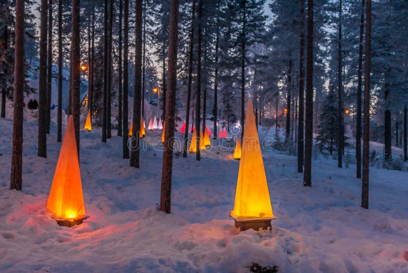 Winterszene mit Taschenlampen stockfotos Winterszene mit Taschenlampen stockfotos