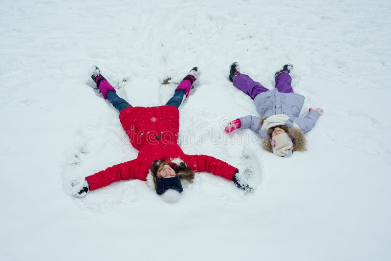 Winterzeit, Kinder, die Spaß im Schnee, Draufsicht haben stockbilder Winterzeit, Kinder, die Spaß im Schnee, Draufsicht haben stockbilder