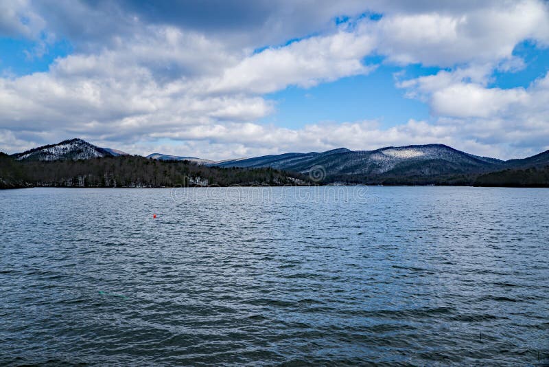 Winterzeitansicht Carvin Cove Reservoirs und des buschigen Berges stockbild Winterzeitansicht Carvin Cove Reservoirs und des buschigen Berges stockbild