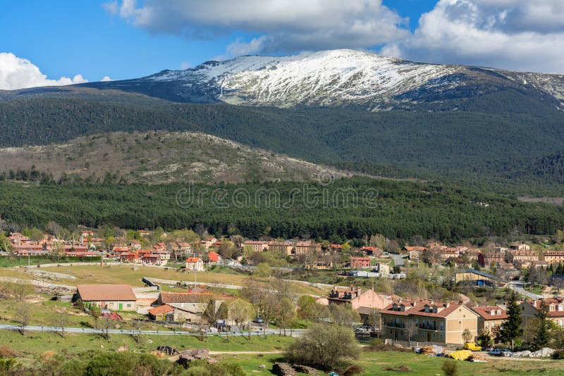 Wioska Valsain Peñalara i góra wysoki w sierrze de Guadarrama prowincje Madryt wewnątrz i Segovia ograniczenie zdjęcia stock Wioska Valsain Peñalara i góra wysoki w sierrze de Guadarrama prowincje Madryt wewnątrz i Segovia ograniczenie zdjęcia stock