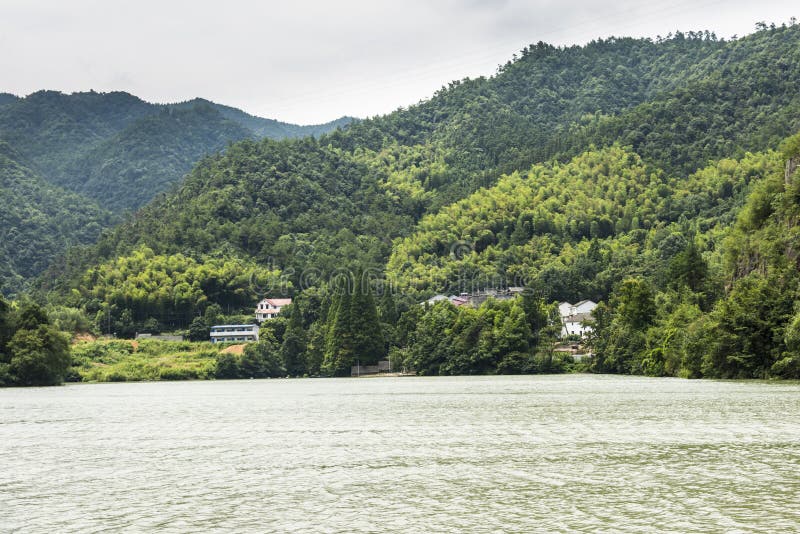 Wioska wzdłuż Fuchun rzeki Ten fotografia wziąć w Fuchun rzeki Trzy Małych wąwozie, Tongru okręg administracyjny, Zhejiang prowincja, porcelana Fotografia brać dalej: Aug 12th, 2015