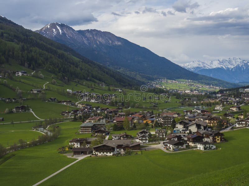 Wiosna halny wiejski krajobraz Widok nad Stubaital Stubai doliną blisko Innsbruck, Austria z wioską Neder, zieleń obraz stock Wiosna halny wiejski krajobraz Widok nad Stubaital Stubai doliną blisko Innsbruck, Austria z wioską Neder, zieleń obraz stock
